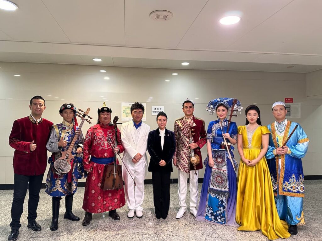 Jing Huan with ethnic musicians