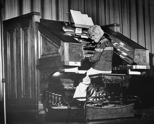 The Wiltern Kimball Theatre Organ played by Ann Leaf, 1979 (Los Angeles Herald)