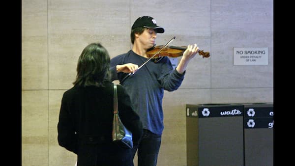 Joshua Bell playing in the subway