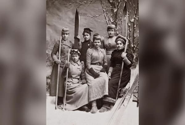 Young women of Oslo (then Christiania) skiing association, about 1890 (Norway: Nasjonalbiblioteket)