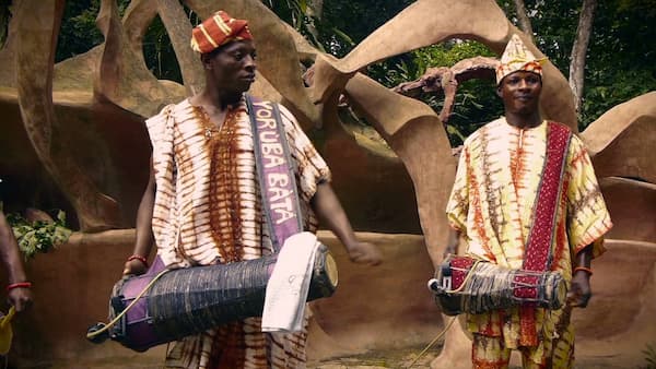 Batá drummer