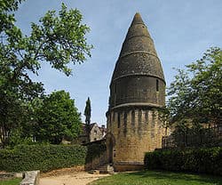 Lanterne des mortes (Village of Sarlat in the Département of Dordogne/France) (Photo by Manfred Heyde)