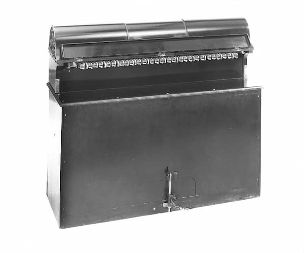 Aeolian Pianola, back view with key fingers, 1901 (National Museum of American History)