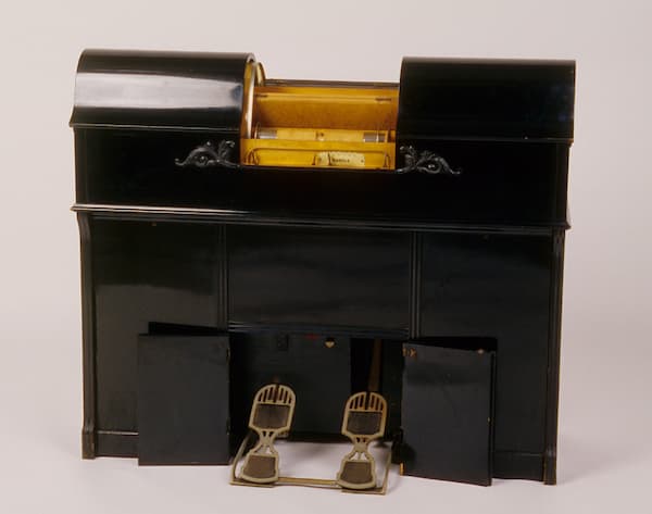 Aeolian Pianola, showing foot pedals and piano roll access, 1901 (National Museum of American History)