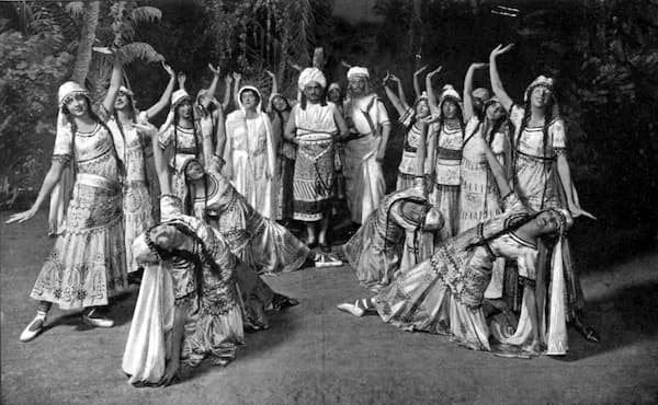 An Act II scene from the 1916 Metropolitan Opera production of Les pêcheurs de perles by Georges Bizet.