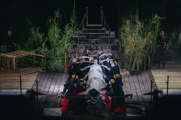 Circle of knives, 2025 (Photo by V. Isaeva) (Greek National Opera)