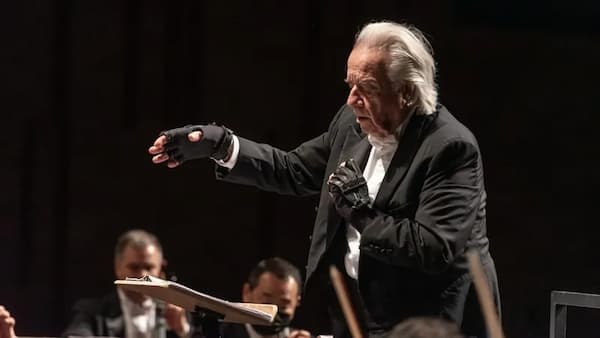 João Carlos Martins conducting