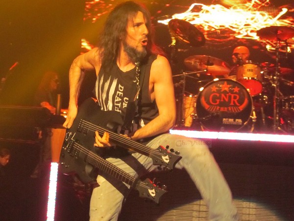 Ron Thal with Gun N’Roses, 2013 (Photo by Ch. Villa)
