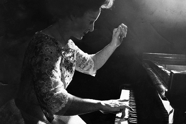 Glamorous Pianist Eileen Joyce: Four Concertos, One Night!