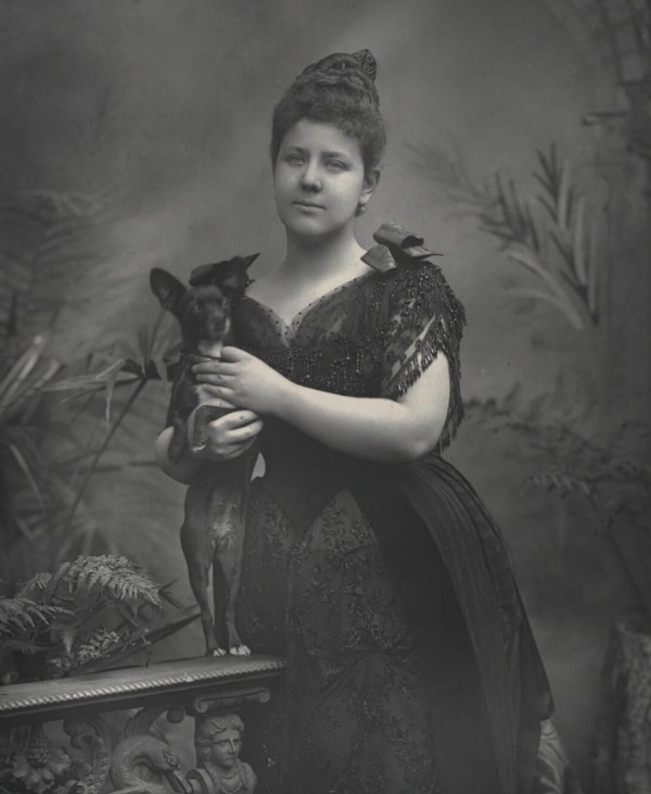 Maude Valérie White and her dog