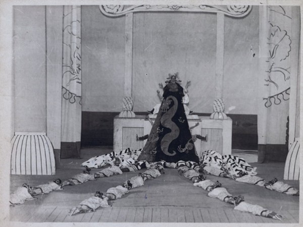 Henri Manuel: Photograph of the stage, designs by Matisse, 1920 (Gallica: tv1b7002909b)