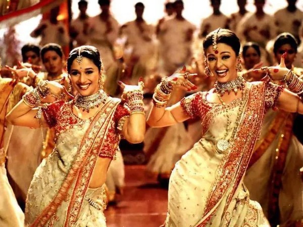 Actresses Madhuri and Aishwarya dance in film Devdas