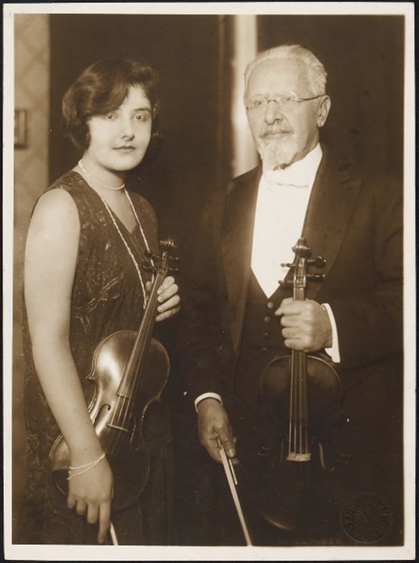 Alma and Arnold Rosé with their violins, Atelier Willinger, undated