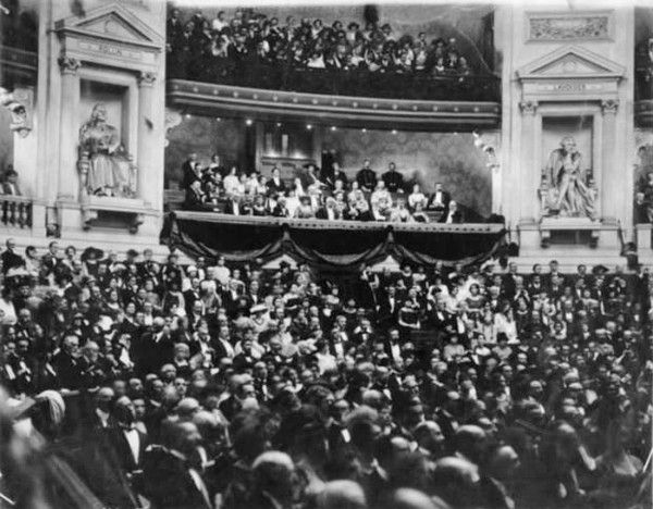 National hommage to Fauré, 1922. Fauré and President Millerand are in the box between the statues (	Bibliothèque nationale de France, département Musique, Est.FauréG.118)