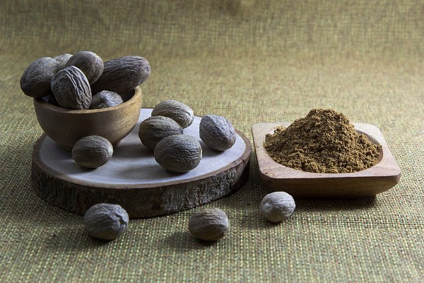 Ground and whole nutmeg (photo by Herusutimbul)