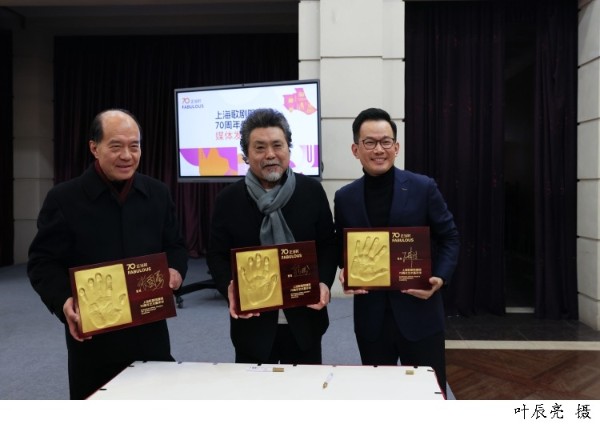 Shi Yijie (right) with two former directors of the Shanghai Opera House