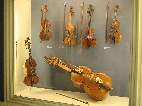 Violas d’amore (top row, 2nd from right, and bottom left) and a viola di bordone (baryton) (bottom right) (Deutsches Museum)