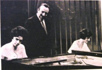 Judith (l) and Doris (r) with TV presenter Mitch Miller