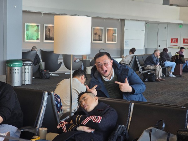 Pianist Xue Yingjia fell asleep at the airport