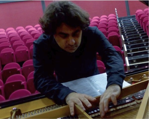Gustavo Díaz-Jerez playing in the piano, 2018 (photo by Noah Shaye)