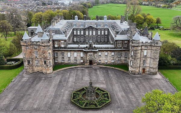 Holyrood Palace today (photo by 瑞麗江的河水)