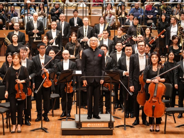 Chen Xieyang conducting the Suzhou Symphony Orchestra