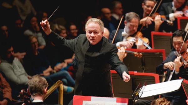David Hill conducting the Bach Choir