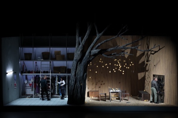 Siegmund attempting to unlock © Qi Qi / Shanghai Grand Theatre