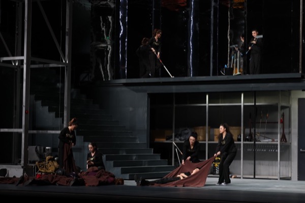 Valkyries collecting corpses © Qi Qi / Shanghai Grand Theatre