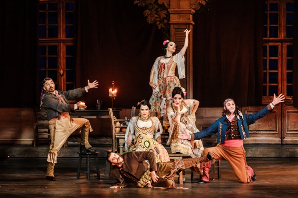 Carmen, Act I:’Women are indispensable’ with Le Remendado and Le Dancaïre and the innkeeper, and Carmen (centre front) with Frasquita and Mercedes, 2026 (Greek National Opera) (Photo by Giannis Antonoglou)