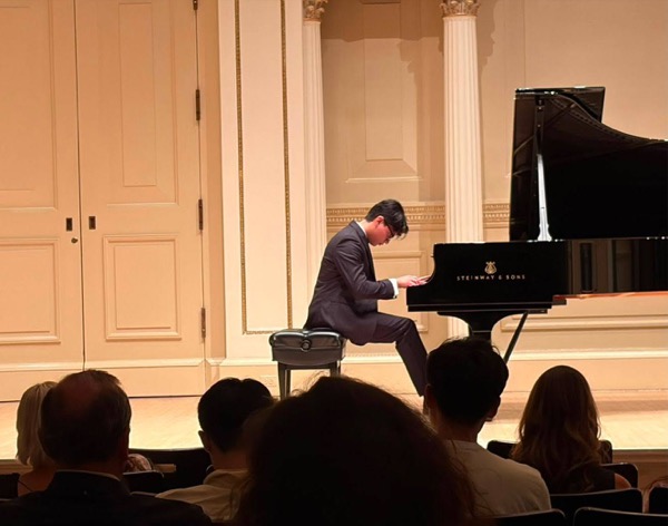 Elías Manzo Makes a Poised Carnegie Hall Debut