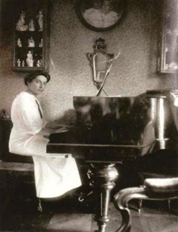 Dora Pejačević at the piano