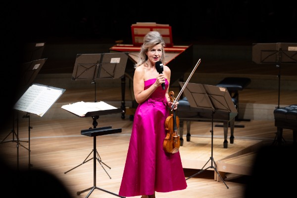 Of Sound and Substance: Anne-Sophie Mutter’s Shifting Balance at the Elbphilharmonie