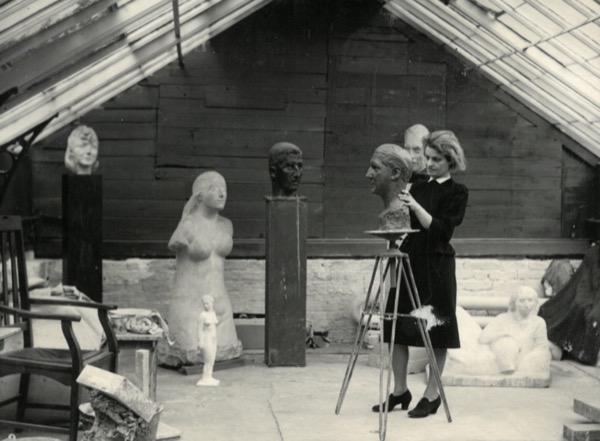 Anna Mahler sculpting