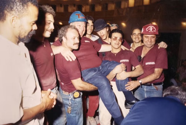 Stern with workers during the 1986 renovation (Carnegie Hall Archives)