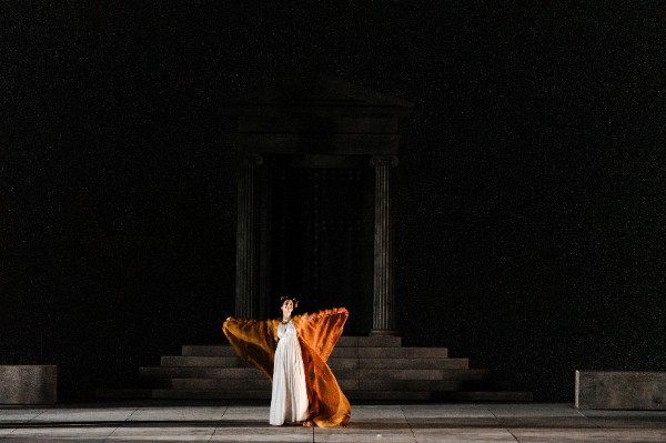 Glauce in the poisoned gown and diadem, 2026 (photo by Giannis Antonoglou) (Greek National Opera)