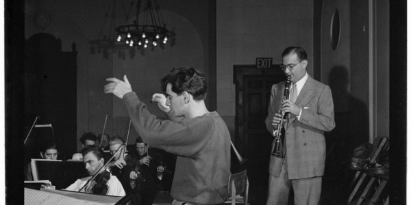 Leonard Bernstein, Benny Goodman, and Max Hollander, Carnegie Hall, New York, between 1946 and 1948 (photo by William P. Gottlieb)