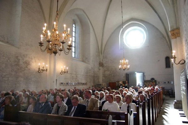 (Credit: https://visitestonia.com/images/377982/kirikukontsert3.jpg)