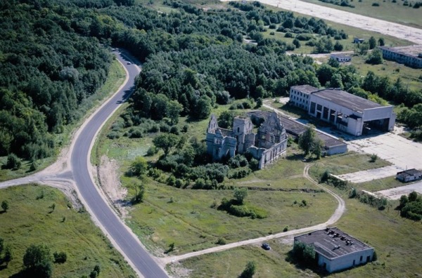 (Credit: https://www.explorow.com/places/ungru-castle-ruins/10383)