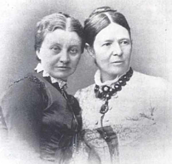 Lina Ramann (right) and Ida Volckmann (left)