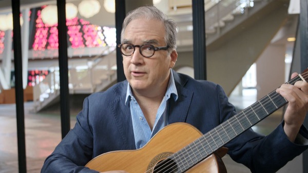 Matthew Hunter demonstrates Mahler’s guitar parts on Digital Concert Hall.