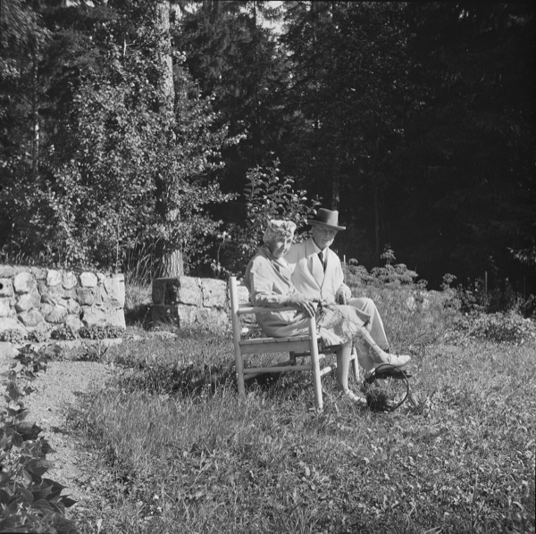 The Sibeliuses on a garden bench on a summer evening, 1940–1945 (Finnish Museum of Photography)