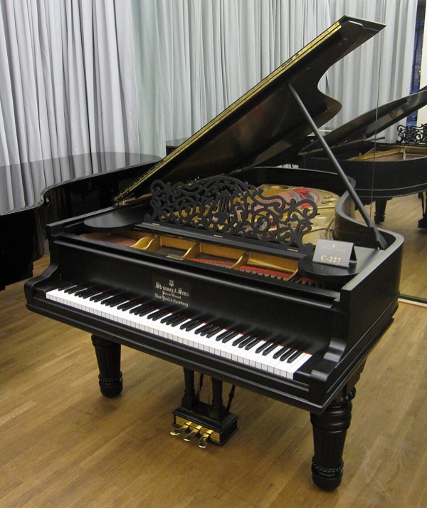 Steinway & Sons grand piano (photo by Gryffindor)