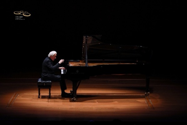 Christian Blackshaw performs in Nanjing in 2026 (Photo by Tu Jingqing)