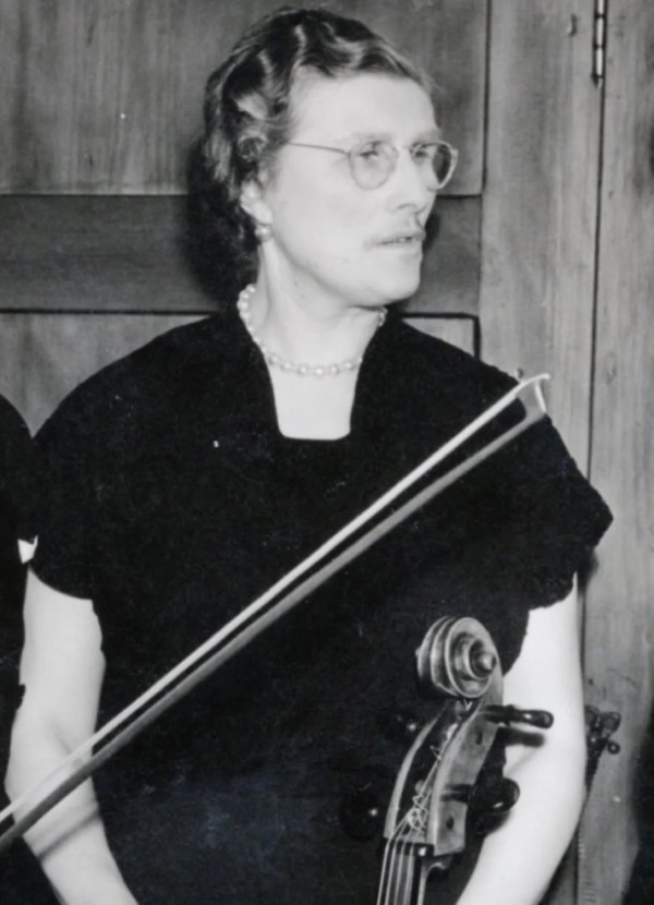 7 of the Greatest Women Cellists Born in the Early 1900s