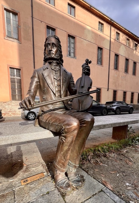 Niccolò Paganini sculpture
